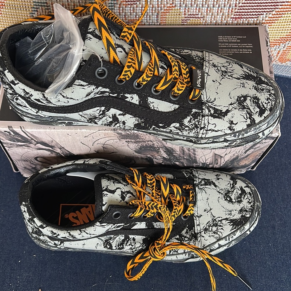 Vans WMNS Old Skool
Year Of The Tiger Black/Gray 
VN0A3WKTN42
Sneakers - Picture 3 of 16